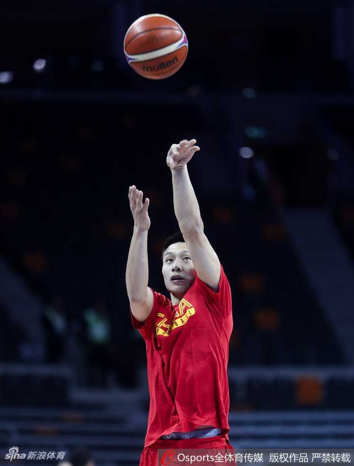 郭艾伦运球穿越防线，手腕上缠着厚厚的绷带，但突破依旧犀利，眼神中充满斗志。