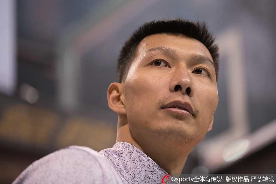 易建联领衔苦练投篮 广东宏远赛前备战剑指连胜 广东队年轻后卫线球员正在练习三分投射,篮球在空中划过优美弧线,训练氛围专注而热烈。