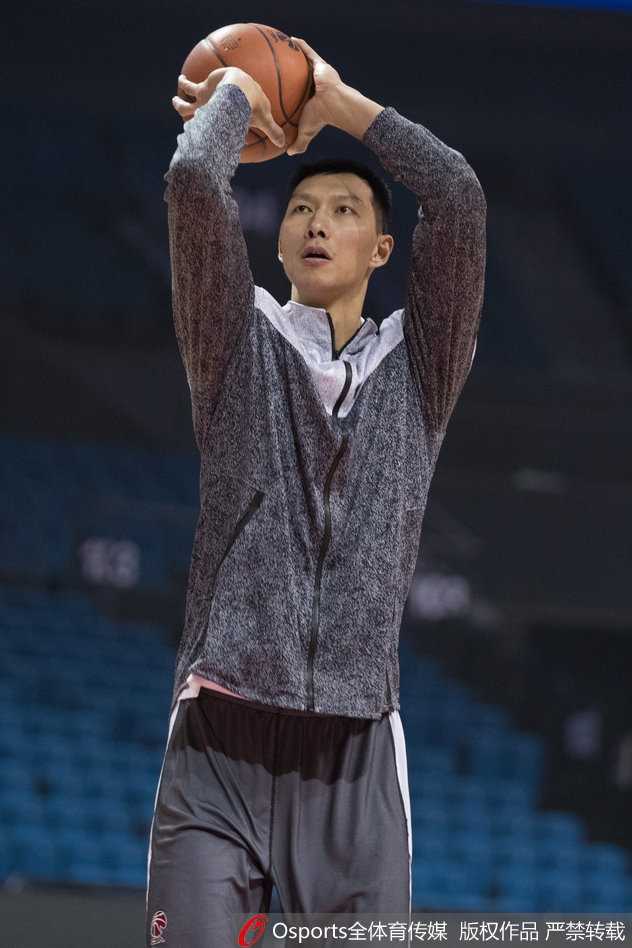 易建联领衔苦练投篮 广东宏远赛前备战剑指连胜 宏远领袖易建联在训练中目光如炬,高高跃起完成跳投,身后的队友们全神贯注地观摩学习。