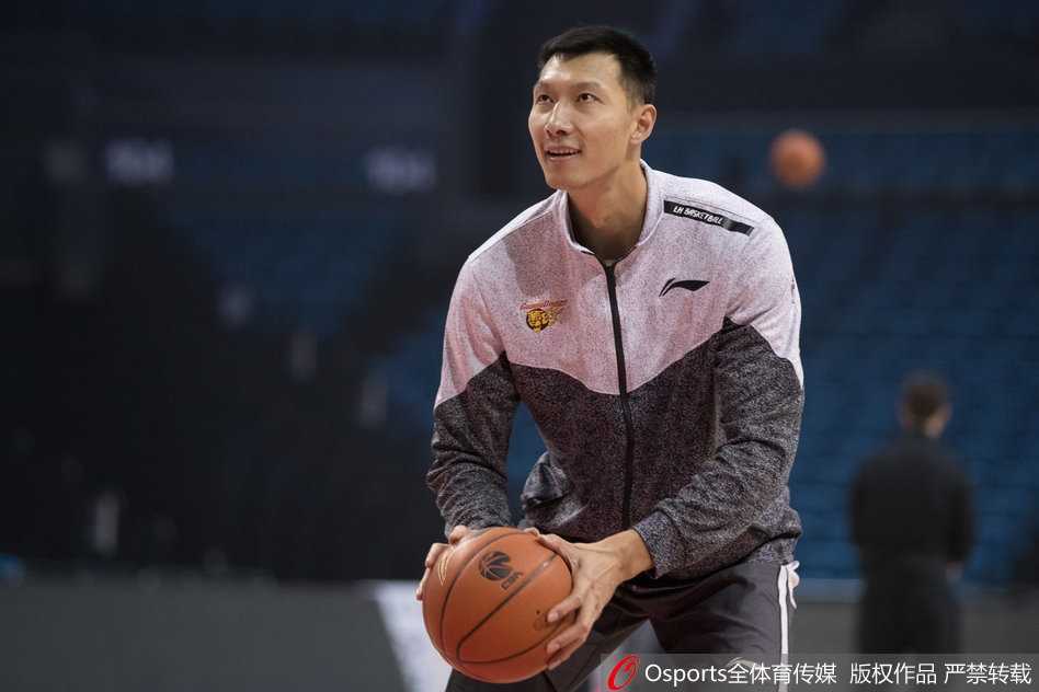 易建联领衔苦练投篮 广东宏远赛前备战剑指连胜 易建联在罚球线附近准备出手,整个场馆的灯光聚焦在他身上,队友们排成一排等待捡球继续投篮。