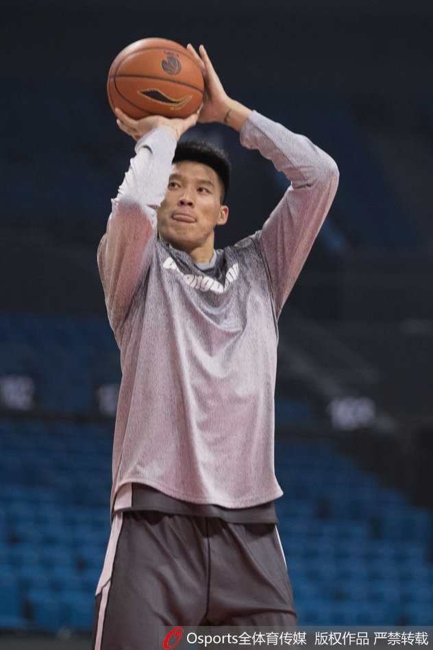 易建联领衔苦练投篮 广东宏远赛前备战剑指连胜 训练间歇,易建联拿起水瓶补充水分,汗水浸湿了球衣,但他的眼神依旧坚毅地盯着远处的篮筐。