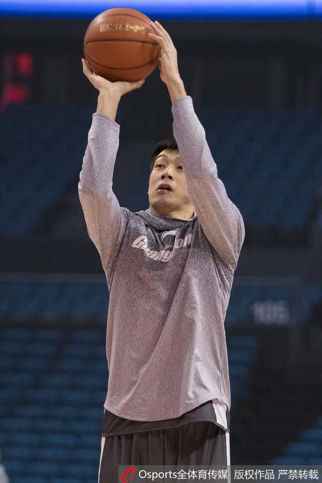 易建联领衔苦练投篮 广东宏远赛前备战剑指连胜 训练场上,易建联在低位要球,身体对抗后利用细腻的脚步动作转身跳投,防守球员只能望球兴叹。