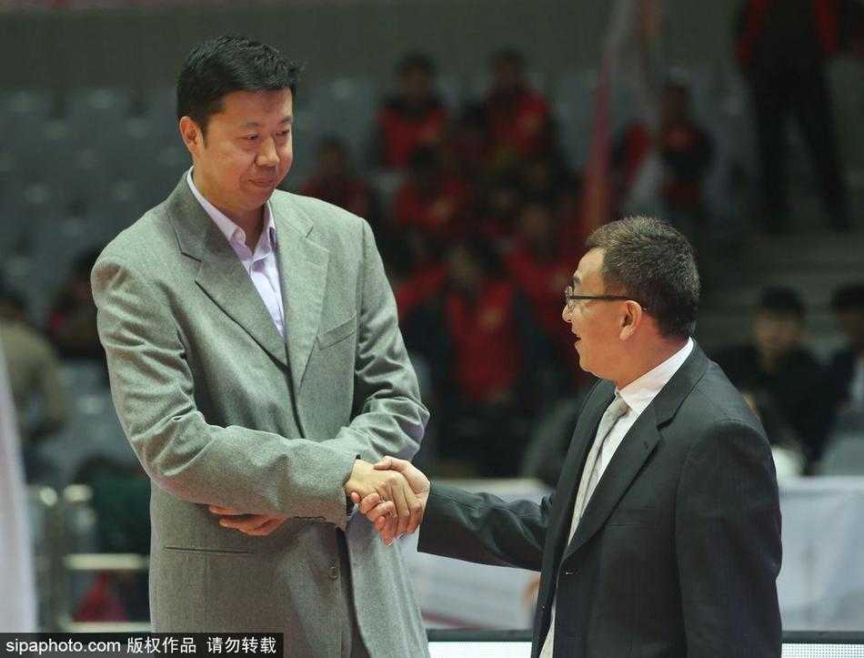 范斌的表情生动，双手比划着战术手势，似乎在向王治郅解释自己目前执教福建队的理念。即使已经退役多年，范斌骨子里那股不服输、敢打敢拼的硬汉气质依然清晰可见，作为教练的他，依然在场上挥洒着自己的热情。