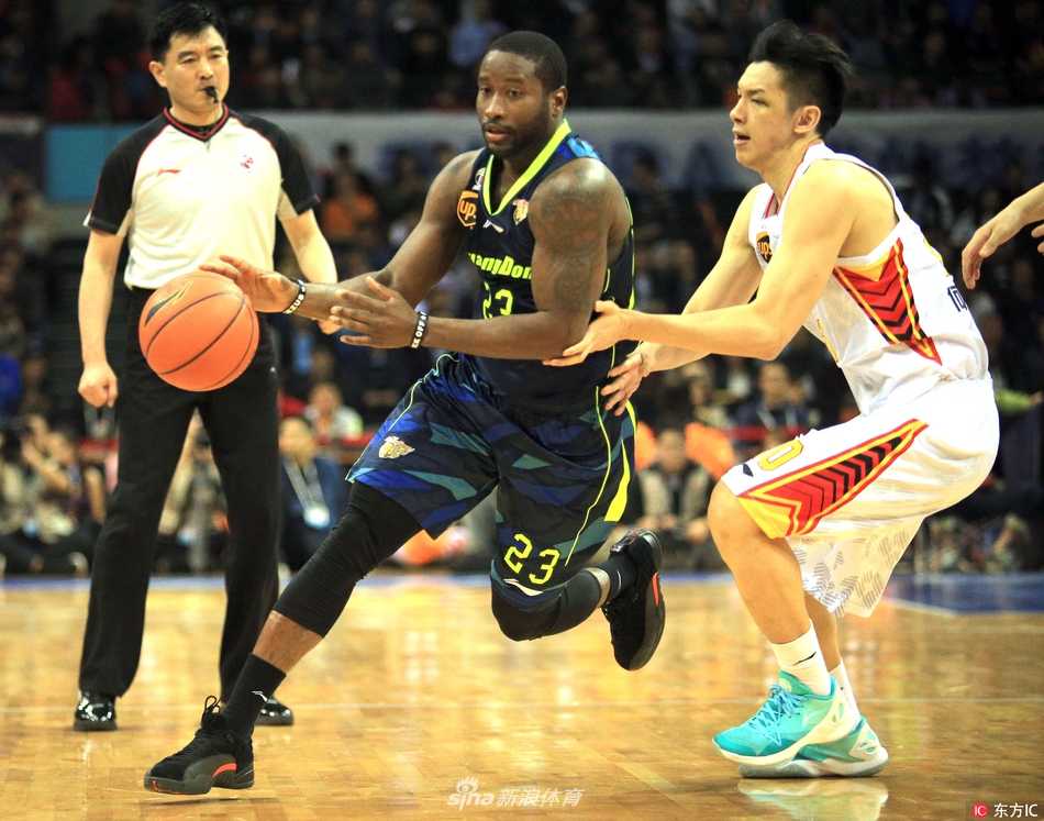 斯隆在NBA赛场上指挥年轻队友跑位，他一只手运球，另一只手打出战术手势，仿佛球场上的教练，将全队进攻梳理得井井有条。