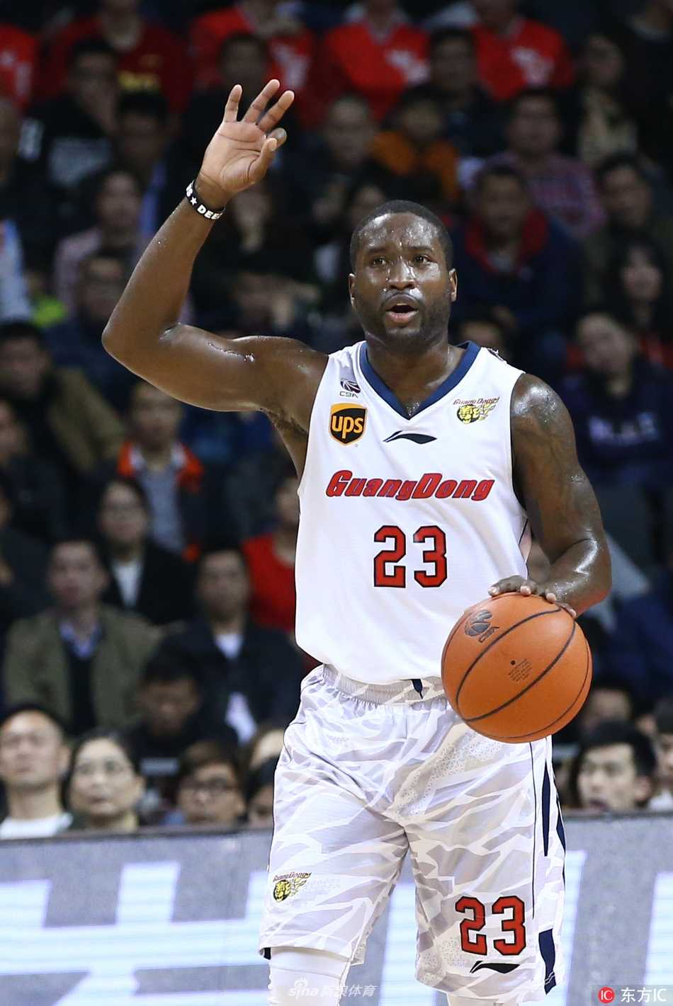 唐纳德-斯隆身穿奇才队训练服，在球馆内神情专注地聆听教练布置战术，眼神中透露出重返NBA的坚定与渴望。