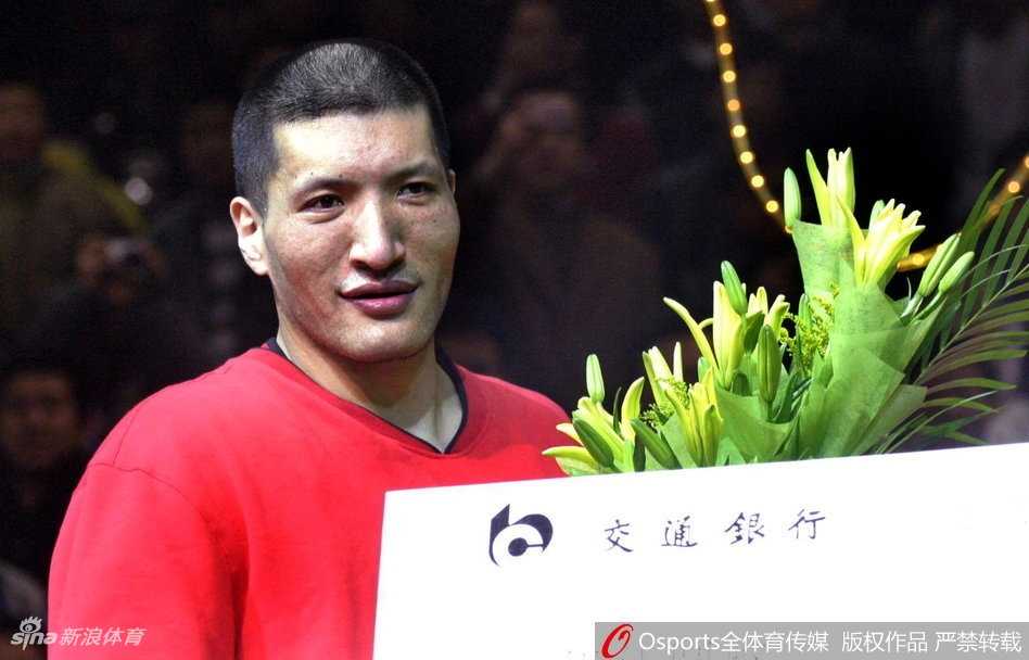 山东男篮前锋丁彦雨航持球突破，面对防守球员的干扰强行上篮，动作飘逸灵动，充满了进攻侵略性。