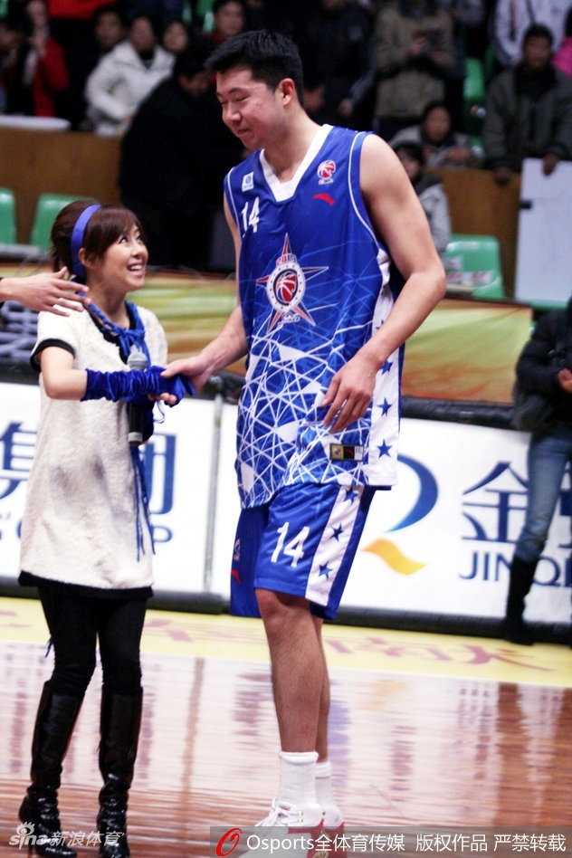 广东队主教练杜锋在场边指挥，神情严肃专注，双手比划着战术，展现出运筹帷幄的教练风采。