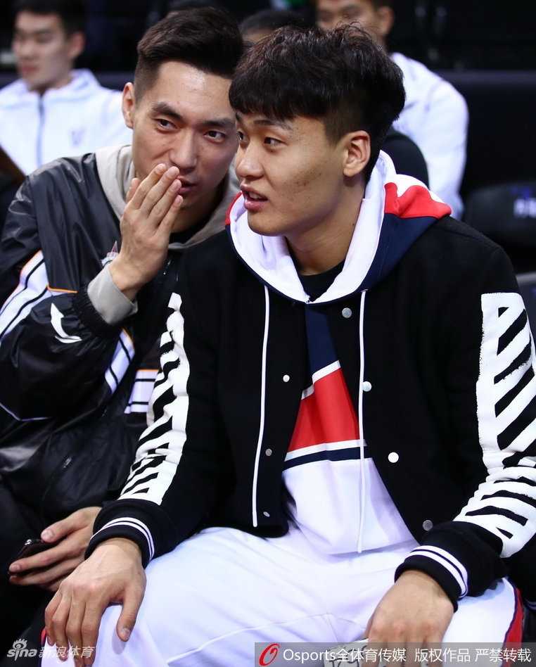 星锐革新夜,巨星助威时:二零一八CBA全明星周末燃情鹏城 辽宁队中锋韩德君在看台上露出标志性的憨厚笑容,双手似乎正在为场上星锐球员的一次精彩配合鼓掌叫好。