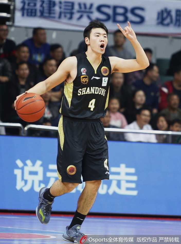 晋江惊现三分雨,福建浔兴主场掀翻山东高速 福建队外援拉斯·史密斯犹如一道闪电,在山东队三人合围的严密防守下强行突破,他的眼神里满是必胜的坚定,瞬间点燃了主场球迷的热情。