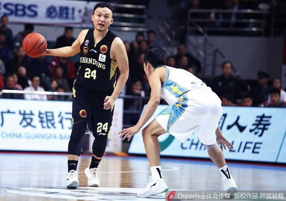 晋江惊现三分雨,福建浔兴主场掀翻山东高速 面对队友史密斯的犀利突破分球,埋伏在底角的赵泰隆已然做好了接球投篮的准备,一个简单的眼神交流,尽显“水花兄弟”的默契。