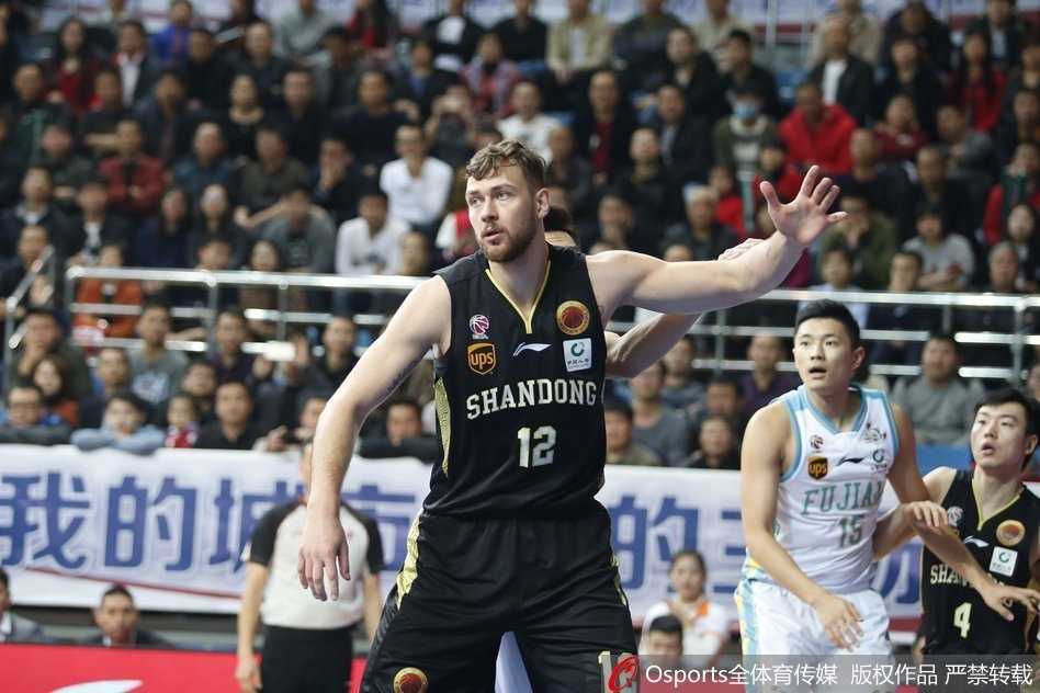 晋江惊现三分雨,福建浔兴主场掀翻山东高速 胜利的哨声吹响,福建队的球员们围成一圈,忘情庆祝这场来之不易的胜利,他们的怒吼和笑容,是篮球场上最动人的画面,也是对“哀兵必胜”的最好诠释。