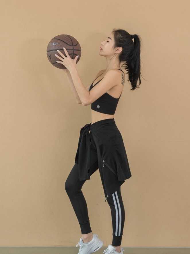 暗夜猎手与氧气少女:黑色运动装下的力量之美 静静站立在跑道起点的黑衣女神,她的背影修长而坚定,黑色的运动服上似乎还残留着上一场战斗的汗渍。她凝视着前方,仿佛在告诉世界:真正的对手,永远只有昨天的自己。