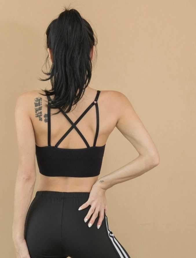 暗夜猎手与氧气少女:黑色运动装下的力量之美 比赛结束后的胜利一刻,身着黑色运动装的女孩摘下头带,对着镜头露出灿烂的笑容。汗水与笑容交织,这一刻,她不仅是赛场上的勇士,更是自己命运的主宰者。