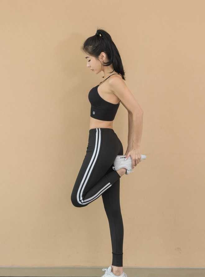 暗夜猎手与氧气少女:黑色运动装下的力量之美 疾速奔跑中的黑衣少女,发丝随风飞扬,黑色的运动服紧紧贴合着她流畅的身体曲线,仿佛一只在丛林中穿梭的黑豹,充满了原始的野性与速度感。