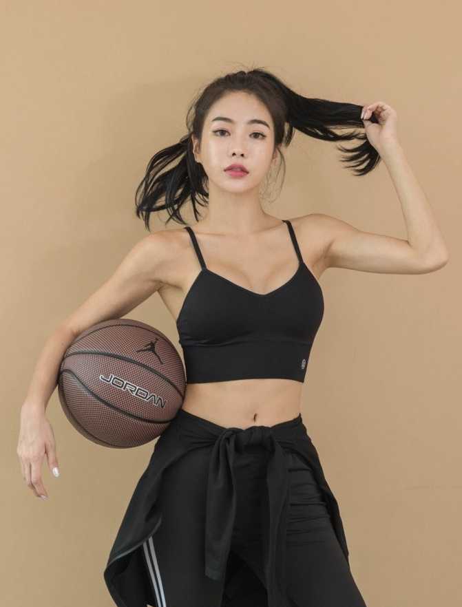 暗夜猎手与氧气少女:黑色运动装下的力量之美 镜头定格在一位身穿黑色运动衣的姑娘身上,她正全神贯注地做着赛前准备,舒展的肌肉线条在阳光下闪烁着健康的光泽,每一帧都是力与美的完美结合。