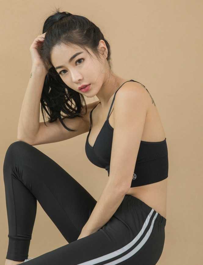 暗夜猎手与氧气少女:黑色运动装下的力量之美 黄昏的训练场上,黑色运动装的女主角正在进行拉伸,柔和的夕阳勾勒出她挺拔的身姿,汗水浸湿了衣领,却掩不住眼神中对胜利的渴望。