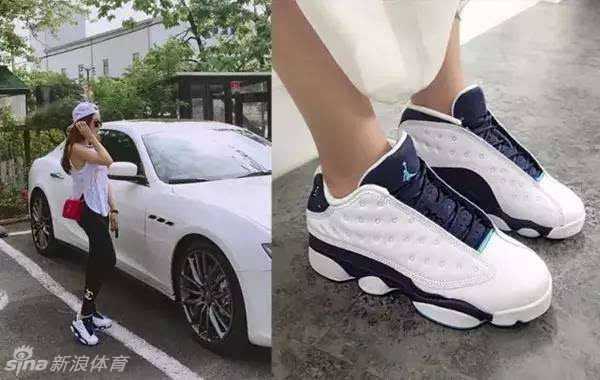 曼妙女球迷热爱球鞋,沙滩室内写真尽显诱惑 红色房间里她身穿同色内衣,纤细腰身上胸部曲线诱人,内衣痕迹微露,修长腿型在柔光中格外动人