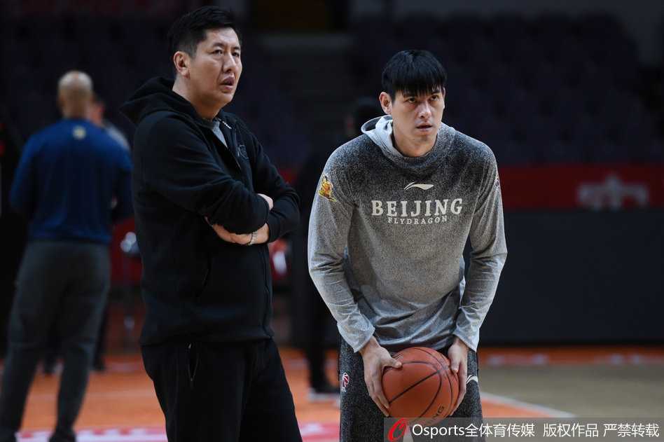 最后一季的全神贯注:马布里率北控男篮全力冲刺 训练结束后,马布里加练投篮,偌大的体育馆里,他一次又一次出手,仿佛在雕刻最后的美好时光