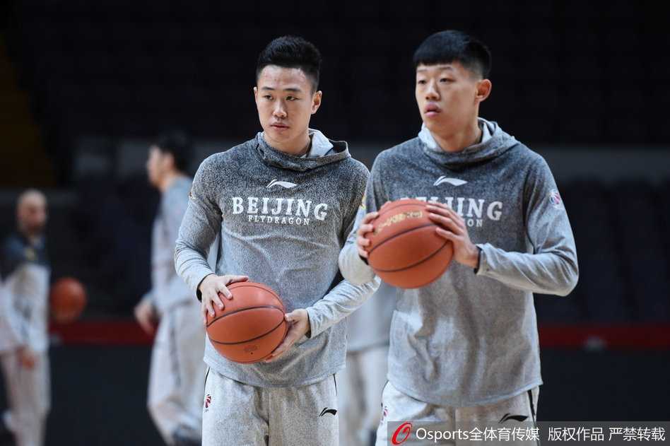 最后一季的全神贯注:马布里率北控男篮全力冲刺 北控全队进行战术跑位练习,马布里在人群中挥手指挥,他的经验和视野是球队进攻的发动机