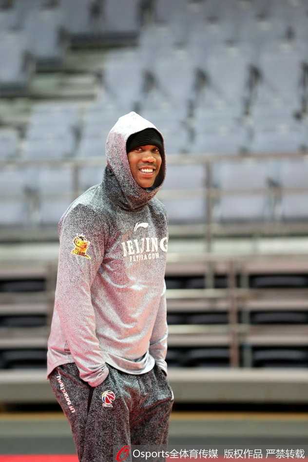 最后一舞前的轻松时刻:马布里备战生涯倒计时,萌趣表情定格传奇瞬间 近距离特写下,马布里额头的汗珠清晰可见,他咧嘴大笑,露出洁白的牙齿,那份发自内心的快乐极具感染力。