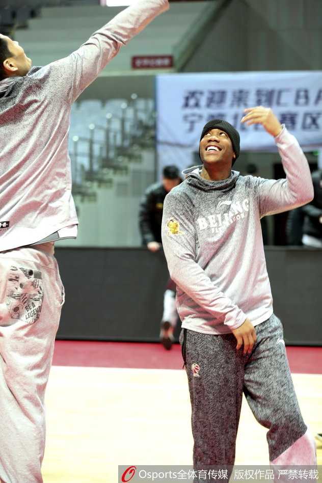 最后一舞前的轻松时刻:马布里备战生涯倒计时,萌趣表情定格传奇瞬间 训练场上,马布里眼神专注却又带着一丝俏皮,吐出的舌头仿佛在调侃这即将告别的赛场,轻松氛围感染了在场的每一个人。