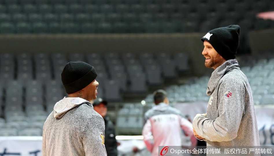 最后一舞前的轻松时刻:马布里备战生涯倒计时,萌趣表情定格传奇瞬间 北控队训练全景,马布里在人群中格外显眼,他正比划着手势指挥队友跑位,即便只是一堂训练课,他的领袖气质依旧展露无遗。