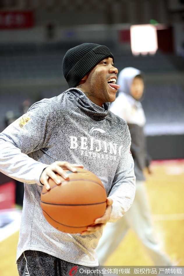 最后一舞前的轻松时刻:马布里备战生涯倒计时,萌趣表情定格传奇瞬间 马布里运球穿过队友的防守,动作依然敏捷,脸上的表情却格外放松,仿佛这不是训练,而是一场与老友的游戏。