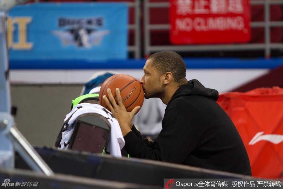 训练间隙的莫里斯眉头紧锁，心事重重的模样写满了对未来的迷茫与不屈，手中的篮球是他此刻唯一能抓住的依靠。