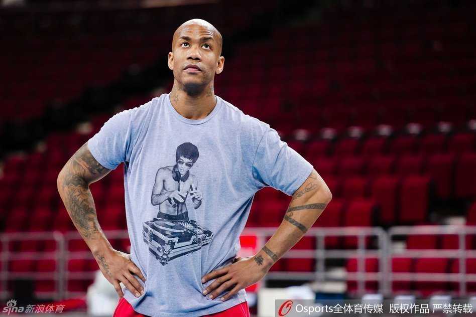 马布里在训练中挥汗如雨，即便接近职业生涯终点，他的每一个动作依然充满力量与必胜的决心，积极为新的赛季储备能量。