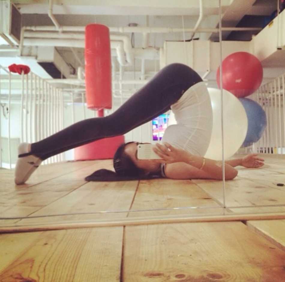 周玲安在赛场边进行采访，一袭黑色修身连衣裙搭配干练马尾，完美勾勒出高挑身材，聚精会神地聆听球员回答，尽显专业风采。