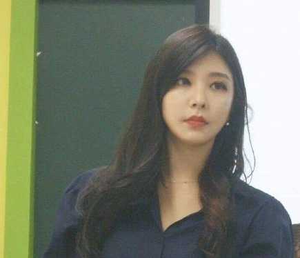 有这样风趣的老师,学生还会翘课吗? 黑板上出现了一幅生动的粉笔画,画中人戴着眼镜,神态惟妙惟肖,同学们纷纷转头寻找那个没来的同学