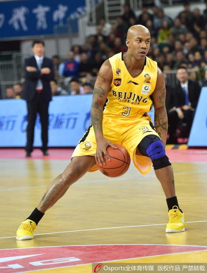 北控队员围成一团激情庆祝胜利，马布里与队友击掌相庆，这场客场逆转对他们意义非凡。