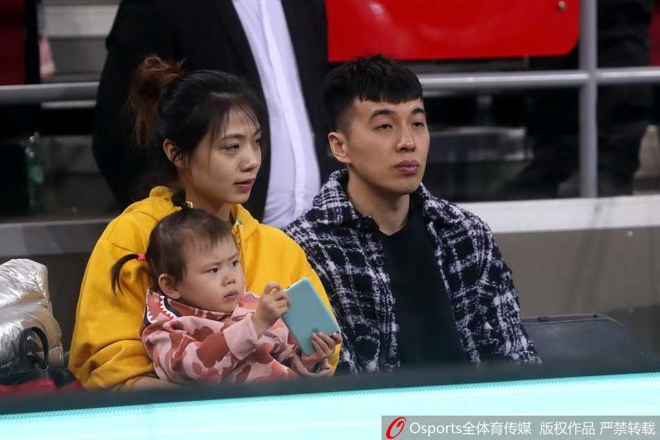 本土助攻王现身京沪生死战 曾令旭五棵松静观新东家对决 曾令旭目光如炬,紧盯场上局势,周围球迷的喧嚣似乎与他隔绝,他沉浸在对比赛的思考中。
