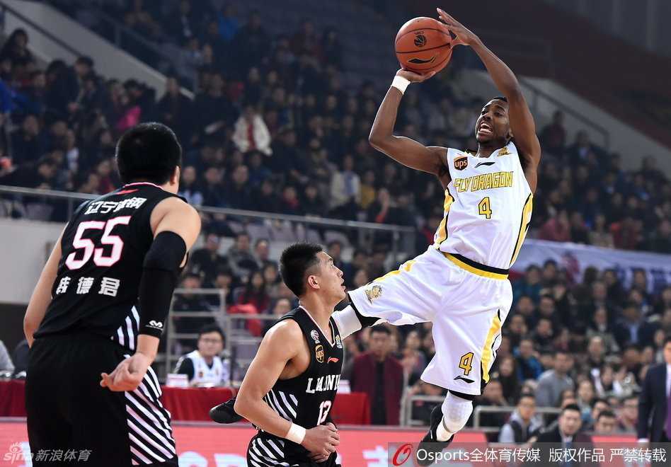 辽宁核心哈德森在场下全神贯注，为队友的精彩表现振臂欢呼，心系场上每一刻。