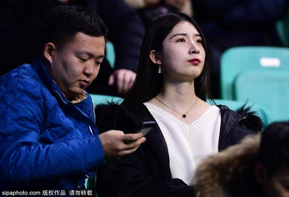 喧嚣散去，彩虹发美女球迷正准备离场，她回眸一瞬的眼神清澈明亮，那头彩辫成为了那个辽粤大战之夜最令人难忘的场外风景。