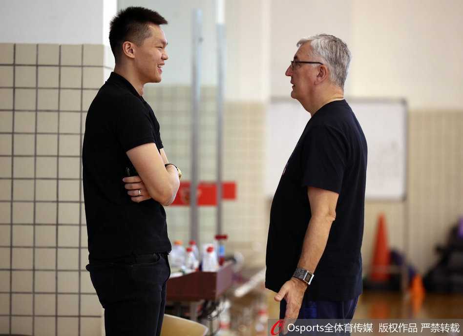 朱芳雨在训练场边亲自为年轻外援进行指导，用手比划着跑位路线，虽然语言可能不通，但篮球的语言在此时跨越了一切障碍。