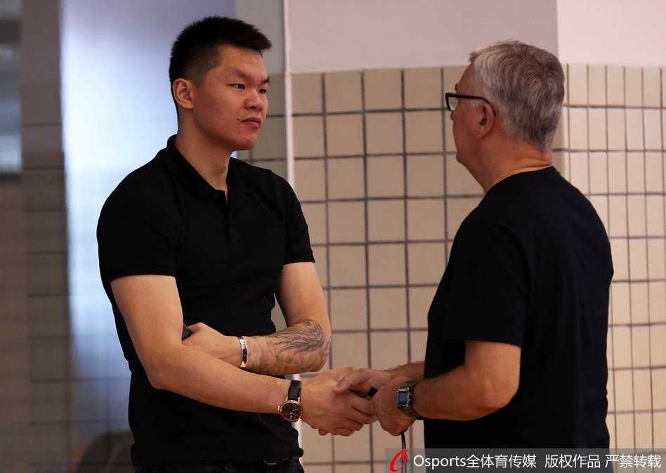 在训练的间隙，朱芳雨与主教练尤纳斯并肩而立，两人神情严肃地进行着交流，一个熟悉队员心理，一个精通战术体系，新的管理层组合正在磨合。