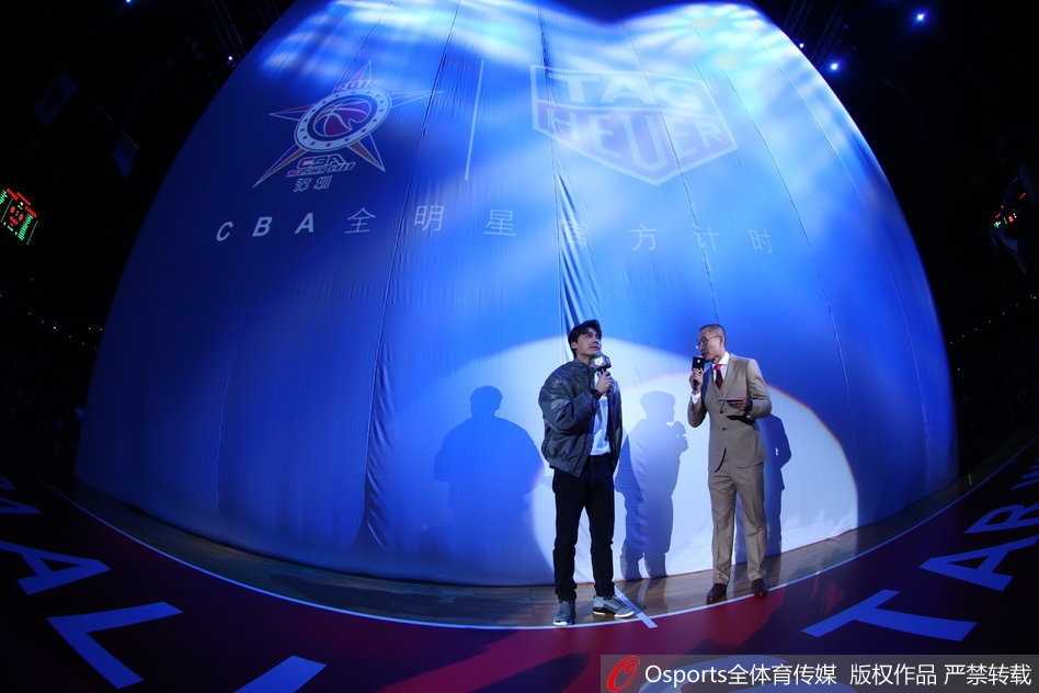 易建联手举MVP奖杯与队友合影，全场欢呼声中他露出孩子般纯真灿烂的笑容