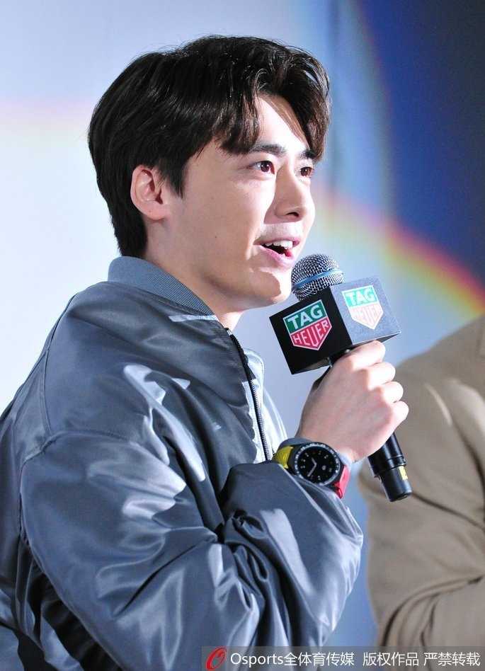 赛后李易峰在众人簇拥下离场，微笑挥手致意，仿佛还沉浸在方才的篮球狂欢之中