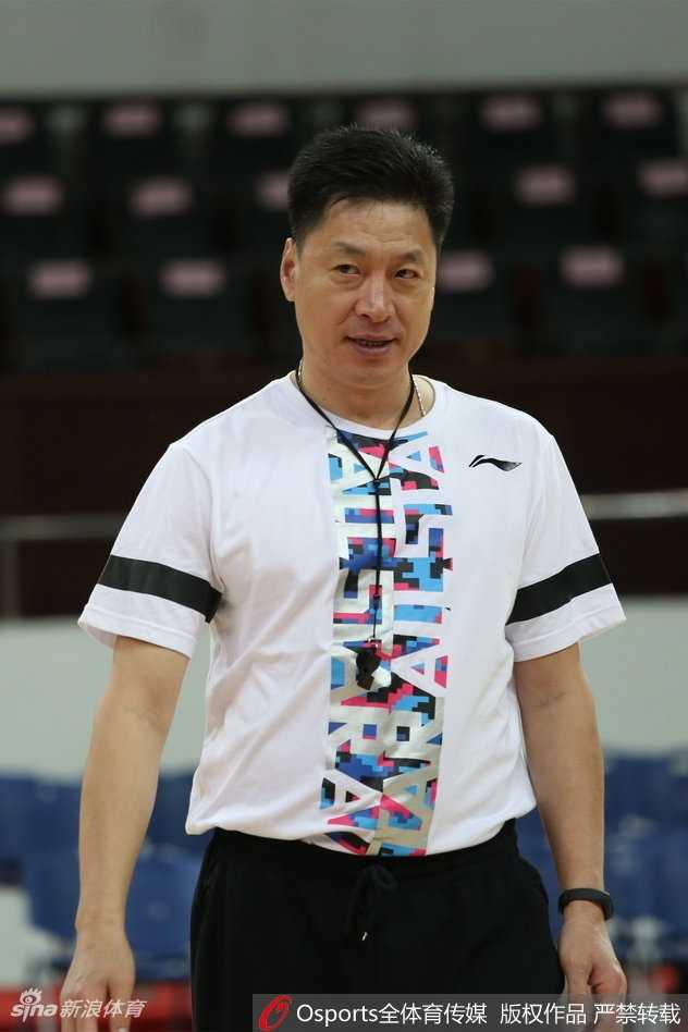 李春江心情大好率队冲刺 浙江广厦低调备战欲再攀高峰 球队核心外援福特森在训练中神情专注,他运球突破的姿态充满了攻击性。作为常规赛MVP的有力竞争者,他的发挥将是广厦能否撕开对手防线的关键。