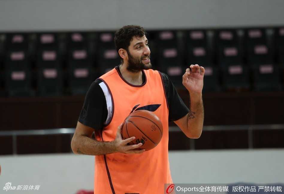 李春江心情大好率队冲刺 浙江广厦低调备战欲再攀高峰 内线新星胡金秋在篮下进行对抗训练,他利用灵活的脚步稳稳将球放入篮筐。经过几个赛季的打磨,这位年轻国手的球风愈发成熟,已然成为广厦内线的定海神针。