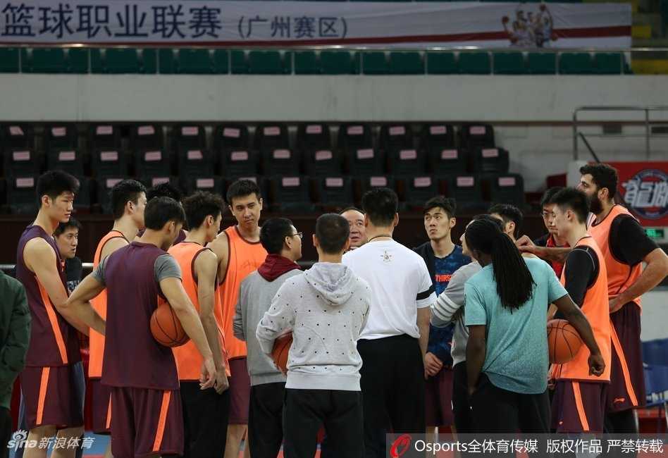 李春江心情大好率队冲刺 浙江广厦低调备战欲再攀高峰 广厦男篮赛前训练课上,主教练李春江难掩轻松心情,在场边与工作人员谈笑风生,露出了难得的灿烂笑容,仿佛对即将到来的比赛胸有成竹。