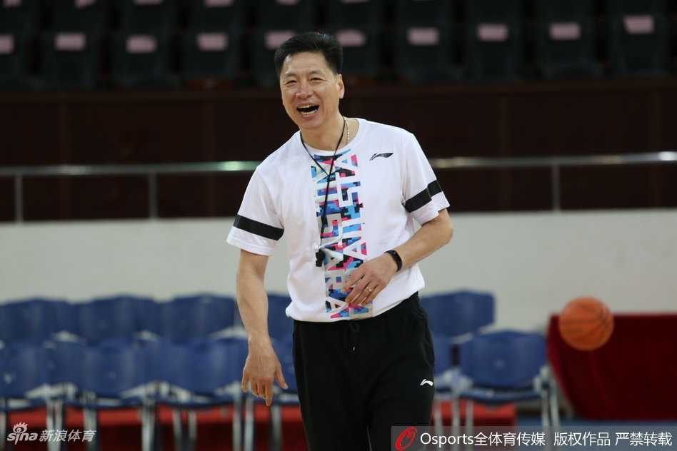 李春江心情大好率队冲刺 浙江广厦低调备战欲再攀高峰 训练结束后,李春江亲自为队员进行技术示范,纠正动作细节。场边的篮球静静摆放,仿佛也在聆听这位冠军教头的战术教诲,见证着广厦队向更高舞台迈进的每一步。