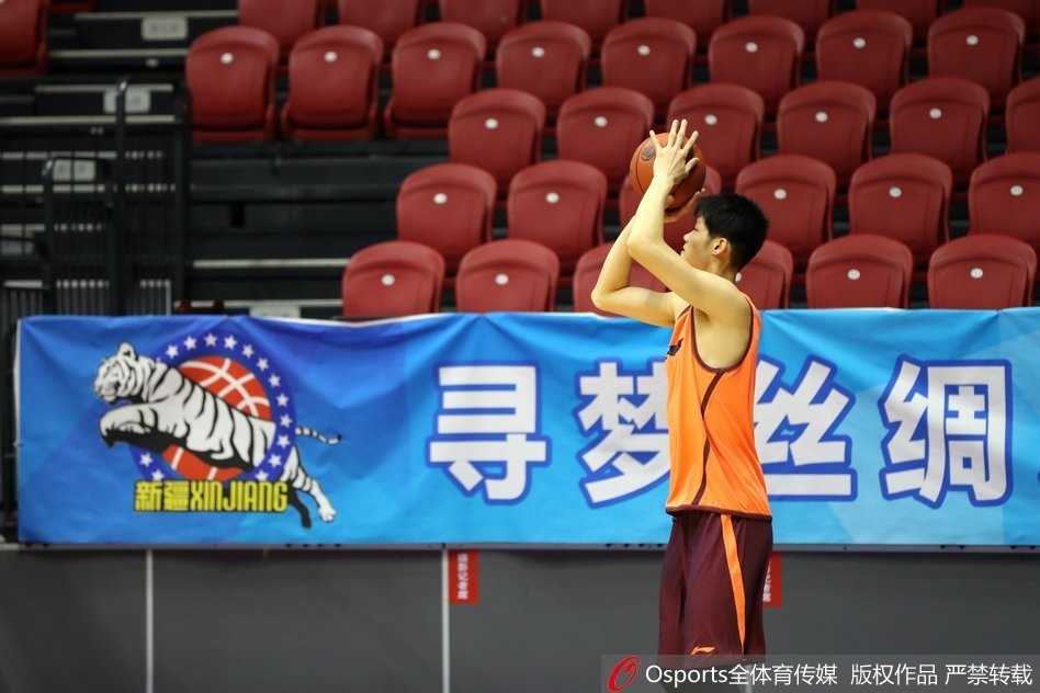 福特森高速运球穿越防线，眼神犀利寻找着篮下的队友