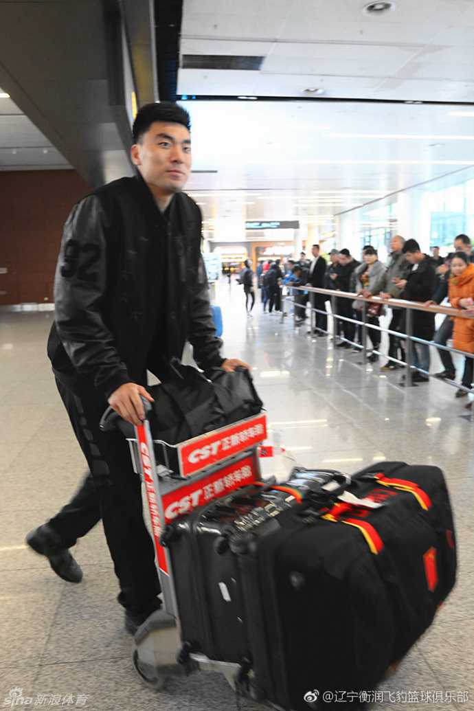 在体能测试现场，李晓旭正在进行折返跑，他咬紧牙关拼尽全力，但为了保护脆弱的跟腱，动作显得有些小心翼翼，场边的测试人员密切关注着他的状态。