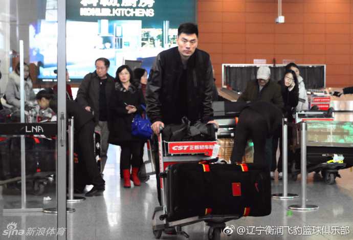 抵达乌鲁木齐酒店后，当队友们都在休息调整时，李晓旭却独自来到空旷的篮球馆，在助教的注视下默默进行投篮练习，汗水浸湿了他的球衣。