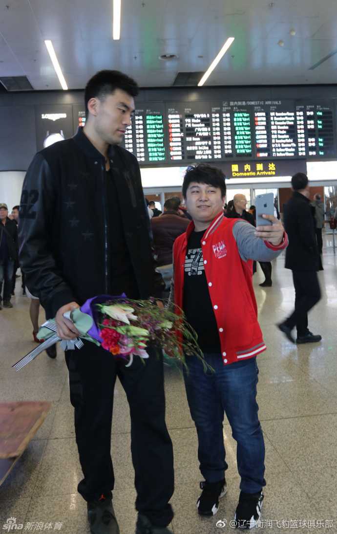 全运会赛场上，重新披挂上阵的李晓旭高高跃起，在对手头顶抢下关键篮板球，这一刻他等待了太久，脸上的表情写满了坚毅和渴望。