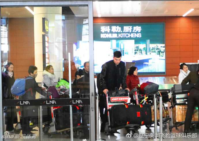 训练场上，李晓旭神情专注地进行恢复性训练，他身着深色训练服，正在进行腿部力量的专项练习，为重返赛场做最后的准备。