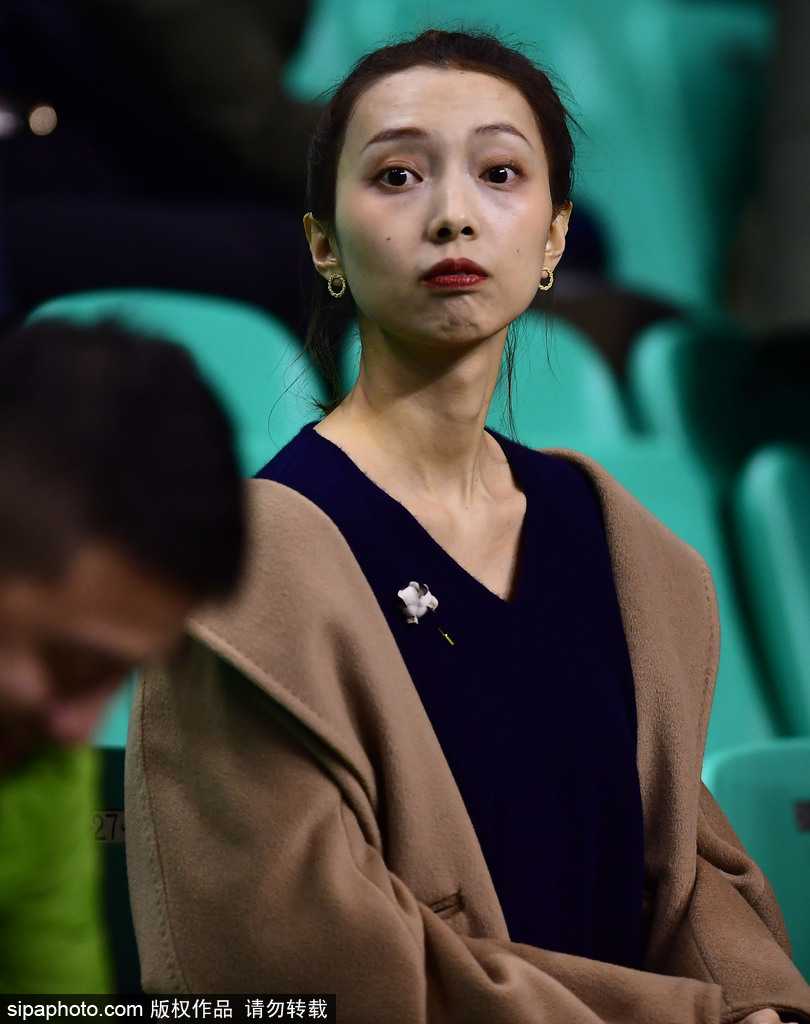 赛场上的李晓旭目光如炬，在与北京队的激烈对抗中高高跃起，舒展单臂完成一次标志性的中距离投篮，动作刚毅果决。