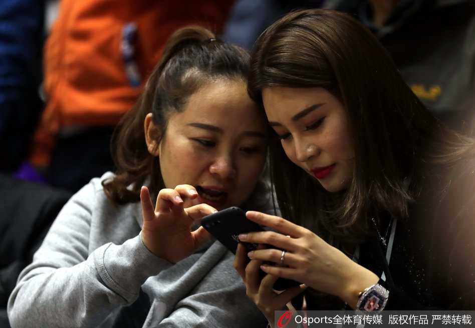 她身着休闲装在场边静静观看，偶尔显露的俏皮神情，成为了激烈比赛之外最暖心的点缀。